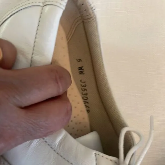SAS WHITE LEATHER COMFORT SHOES.  NEW.