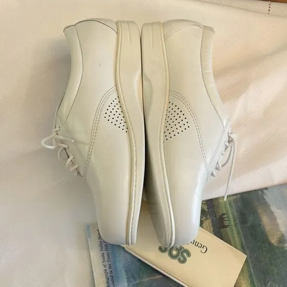 SAS WHITE LEATHER COMFORT SHOES.  NEW.