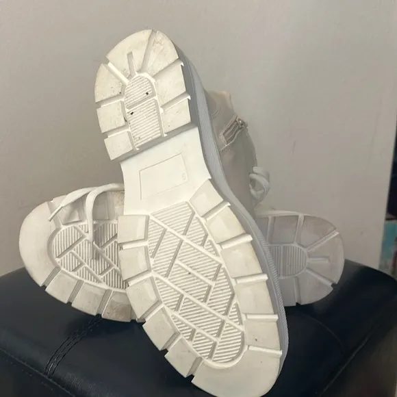 Soda canvas size 9 chunky boots y2k