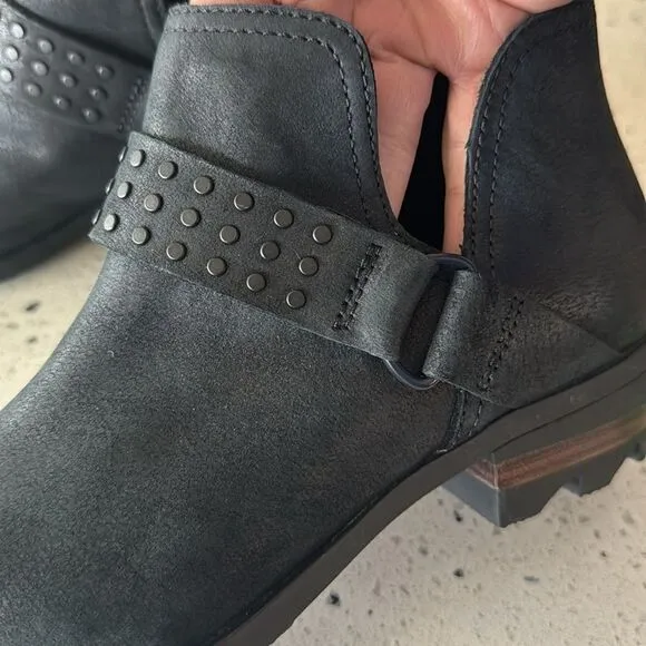 Sorel Lolla ll Women’s Black Leather Ankle Booties Cut Outs Studs Casual Size 6