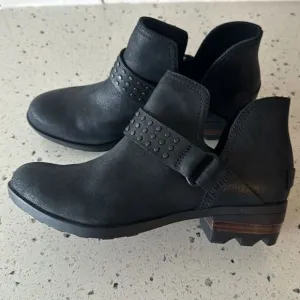 Sorel Lolla ll Women’s Black Leather Ankle Booties Cut Outs Studs Casual Size 6