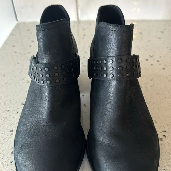 Sorel Lolla ll Women’s Black Leather Ankle Booties Cut Outs Studs Casual Size 6