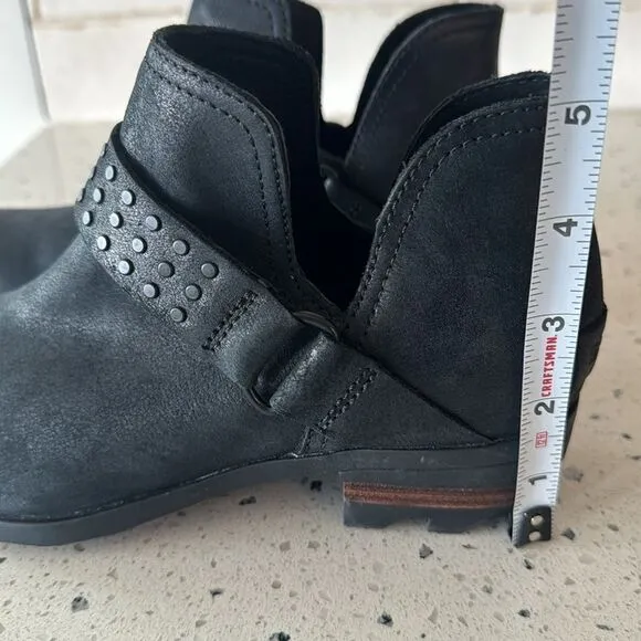 Sorel Lolla ll Women’s Black Leather Ankle Booties Cut Outs Studs Casual Size 6