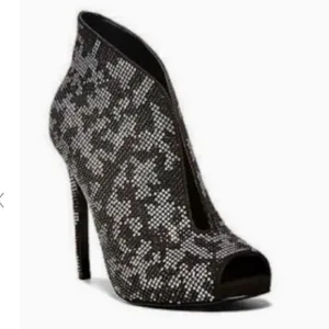 Steve Madden St. Lucia Black Monochrome Camouflage Gemstone Ankle Boots B51