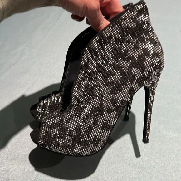 Steve Madden St. Lucia Black Monochrome Camouflage Gemstone Ankle Boots B51