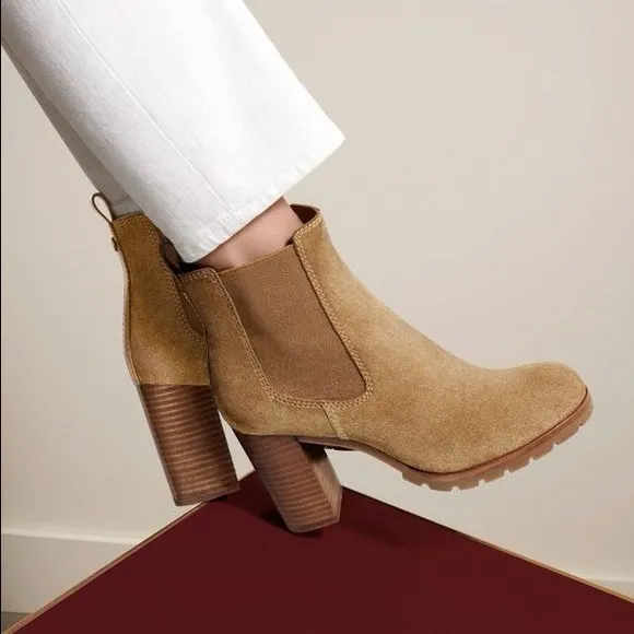 Stunning Tory Burch Stafford tan suede ankle boots 😍