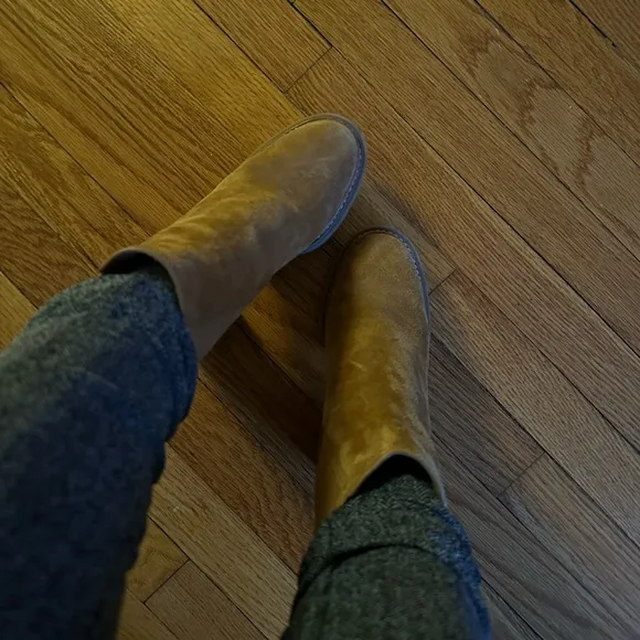 Stunning Tory Burch Stafford tan suede ankle boots 😍
