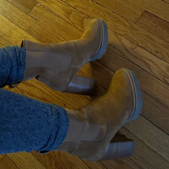 Stunning Tory Burch Stafford tan suede ankle boots 😍