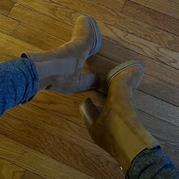 Stunning Tory Burch Stafford tan suede ankle boots 😍
