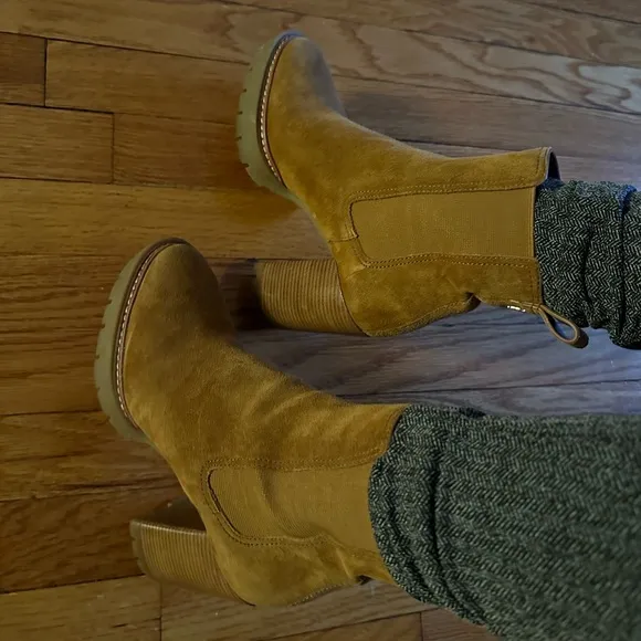 Stunning Tory Burch Stafford tan suede ankle boots 😍