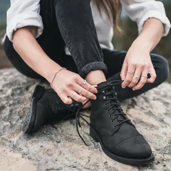Thursday Boot Co. Women’s Black Matte Captain Lace Up Boots Western Grunge Sz 10
