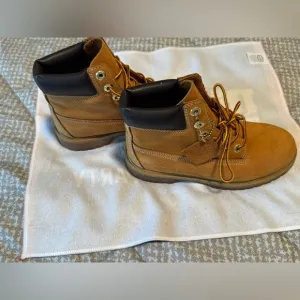 Timberland Brown Leather Boots with Black Accents