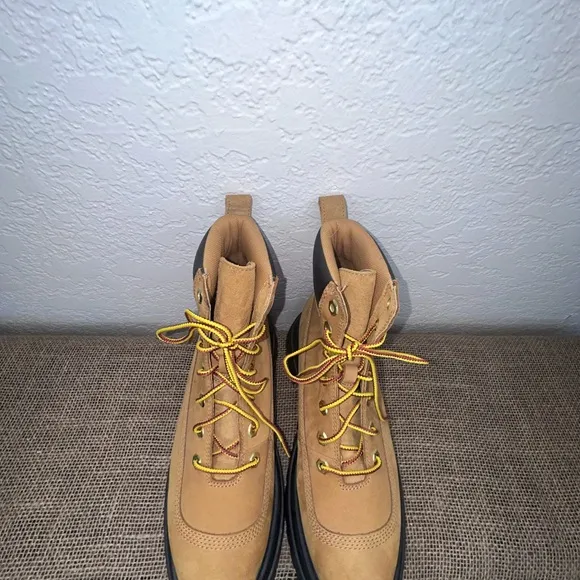 Timberland Tan and Black Lace Up Boots with Chunky Sole Size 7.5 NEW