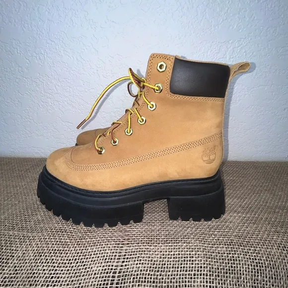 Timberland Tan and Black Lace Up Boots with Chunky Sole Size 7.5 NEW