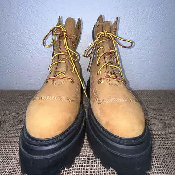 Timberland Tan and Black Lace Up Boots with Chunky Sole Size 7.5 NEW