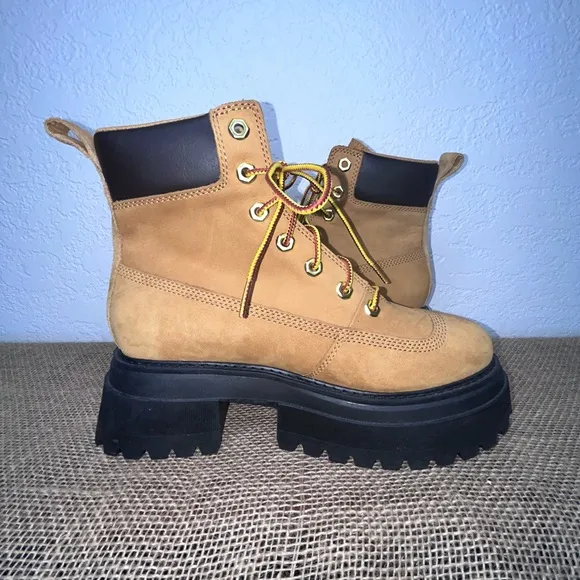 Timberland Tan and Black Lace Up Boots with Chunky Sole Size 7.5 NEW