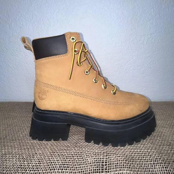 Timberland Tan and Black Lace Up Boots with Chunky Sole Size 7.5 NEW