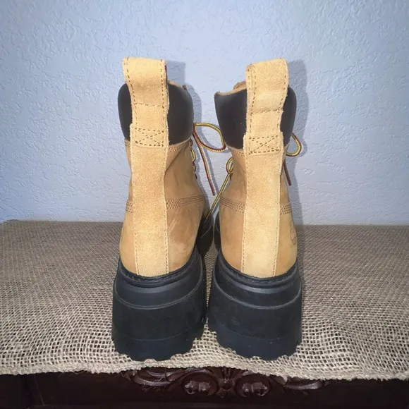 Timberland Tan and Black Lace Up Boots with Chunky Sole Size 7.5 NEW