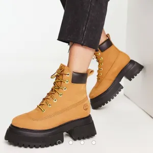 Timberland Tan and Black Lace Up Boots with Chunky Sole Size 7.5 NEW