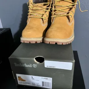 Timberland Wheat Nubuck Big kids 6 inch Premium Boots
