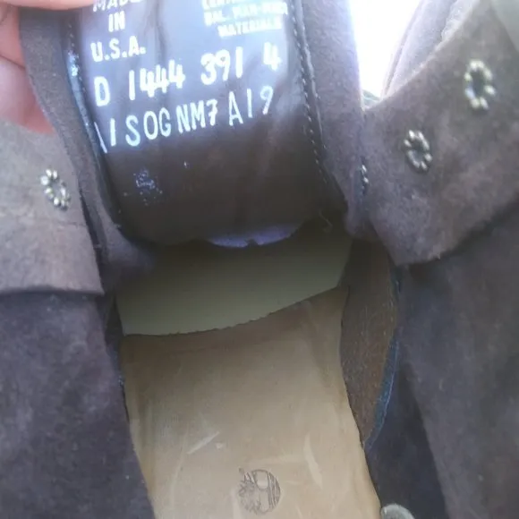 Timberland's Dark brown leather suede boots size 9M Vibram soles