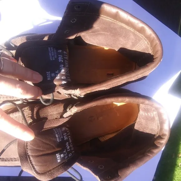 Timberland's Dark brown leather suede boots size 9M Vibram soles
