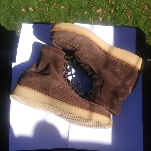 Timberland's Dark brown leather suede boots size 9M Vibram soles
