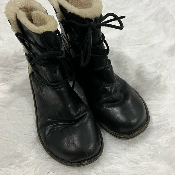 UGG Caspia Sheepskin Lined Leather Ankle Boots Size 8