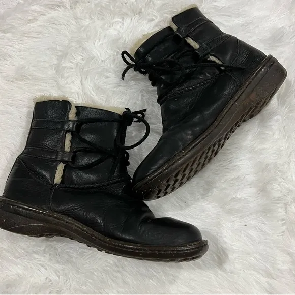 UGG Caspia Sheepskin Lined Leather Ankle Boots Size 8