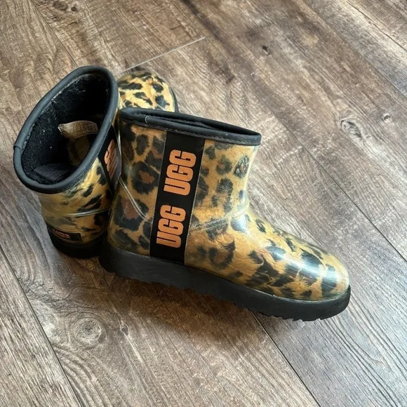 UGG Classic Clear Mini Panther Rubber/Sheepskin Waterproof Boots Women's Size 6