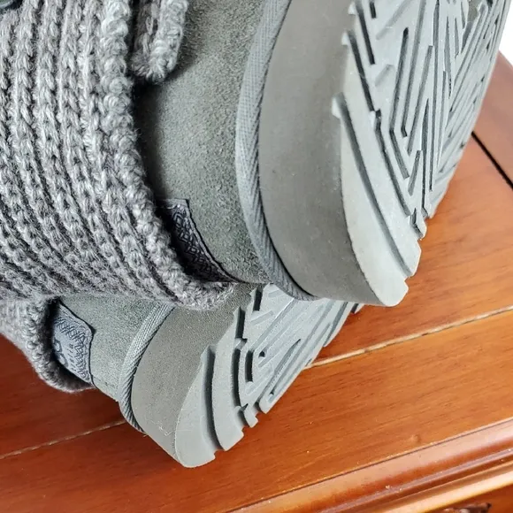 UGG Gray Winter Knit Boots Cozy Mid-Calf Design - 7