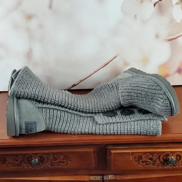 UGG Gray Winter Knit Boots Cozy Mid-Calf Design - 7