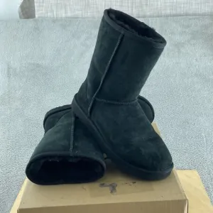 UGG Women's Classic Short Ii Boot, Black, 8 NWB S198
