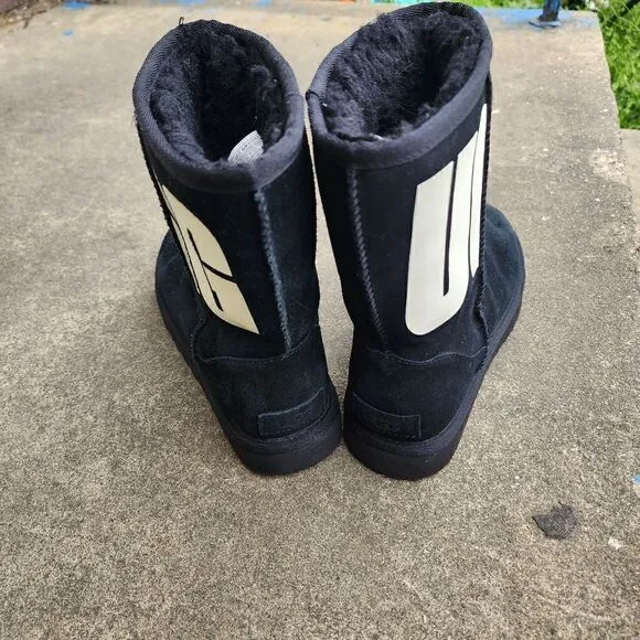 UGG BOOTS - Womens Shoes - SIZE 6