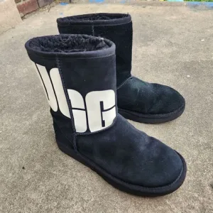 UGG BOOTS - Womens Shoes - SIZE 6