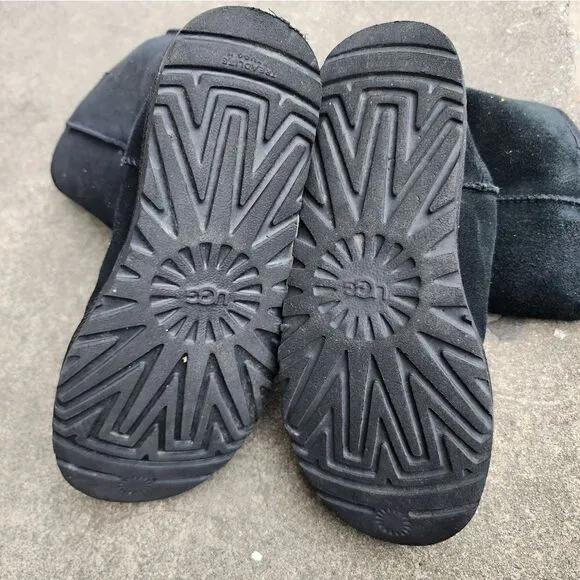 UGG BOOTS - Womens Shoes - SIZE 6