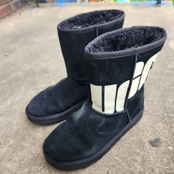 UGG BOOTS - Womens Shoes - SIZE 6