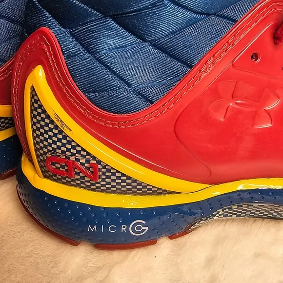 Under Armour High Top Basketball SUPERMAN Sneakers YOUTH SIZE 7  RED BLUE YELLOW