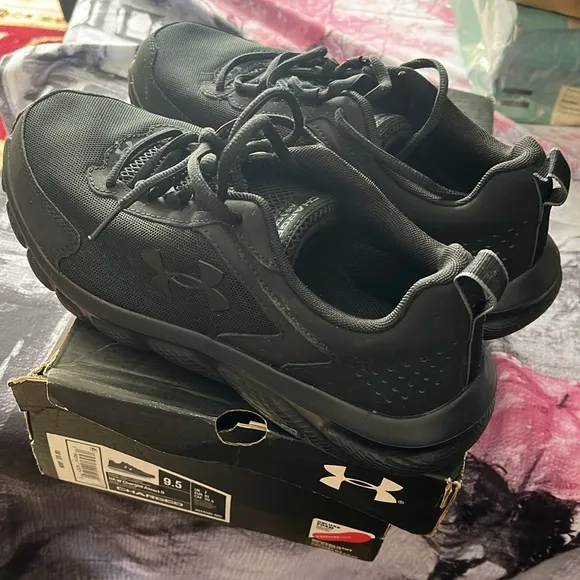 Under Armour men’s  Black Running Shoes