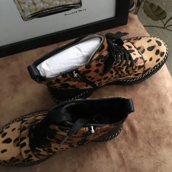 VINCE CAMUTO NIB AUTHENTIC ‘MINDINTA’ LEOPARD COMBAT BOOTS