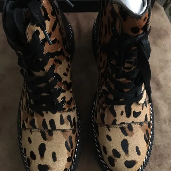 VINCE CAMUTO NIB AUTHENTIC ‘MINDINTA’ LEOPARD COMBAT BOOTS