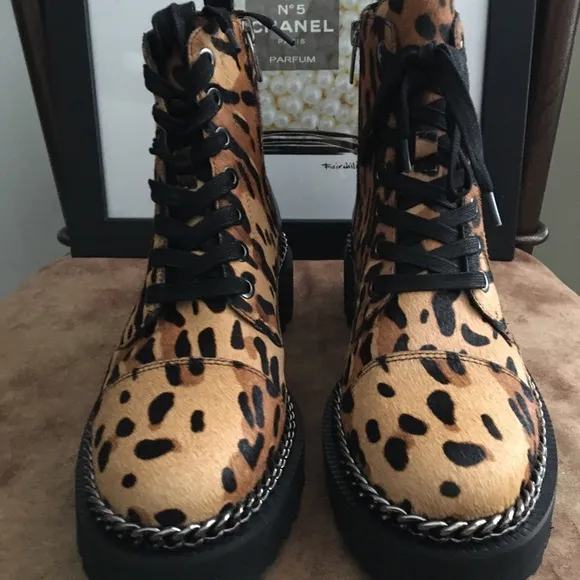 VINCE CAMUTO NIB AUTHENTIC ‘MINDINTA’ LEOPARD COMBAT BOOTS
