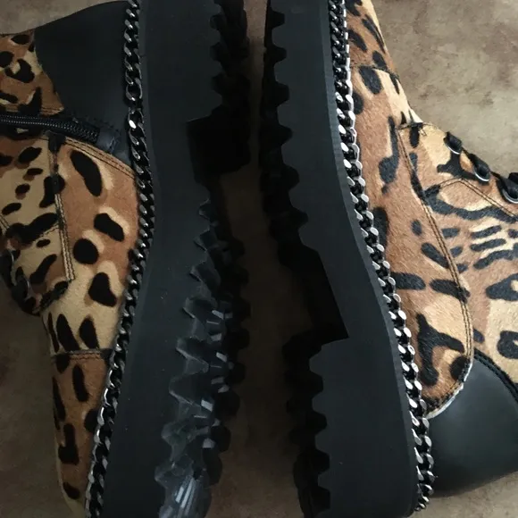 VINCE CAMUTO NIB AUTHENTIC ‘MINDINTA’ LEOPARD COMBAT BOOTS