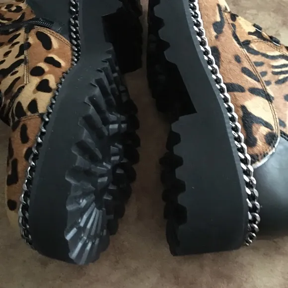 VINCE CAMUTO NIB AUTHENTIC ‘MINDINTA’ LEOPARD COMBAT BOOTS