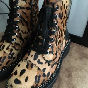 VINCE CAMUTO NIB AUTHENTIC ‘MINDINTA’ LEOPARD COMBAT BOOTS