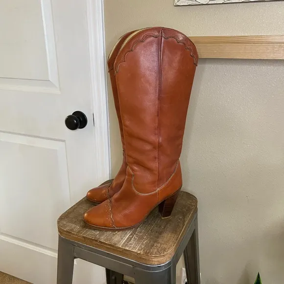 Vintage Zodiac Cognac Leather Scalloped Edge Boots
