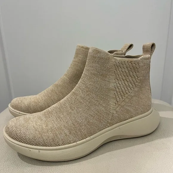Vivaia Water-Repellent  Slip Ons Sneakers Boot Women’s Sand Color Size 36