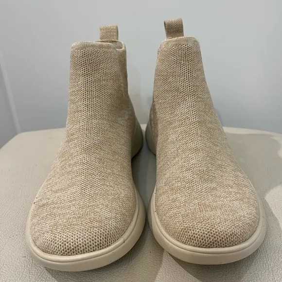 Vivaia Water-Repellent  Slip Ons Sneakers Boot Women’s Sand Color Size 36