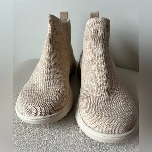 Vivaia Water-Repellent  Slip Ons Sneakers Boot Women’s Sand Color Size 36
