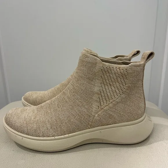 Vivaia Water-Repellent  Slip Ons Sneakers Boot Women’s Sand Color Size 36